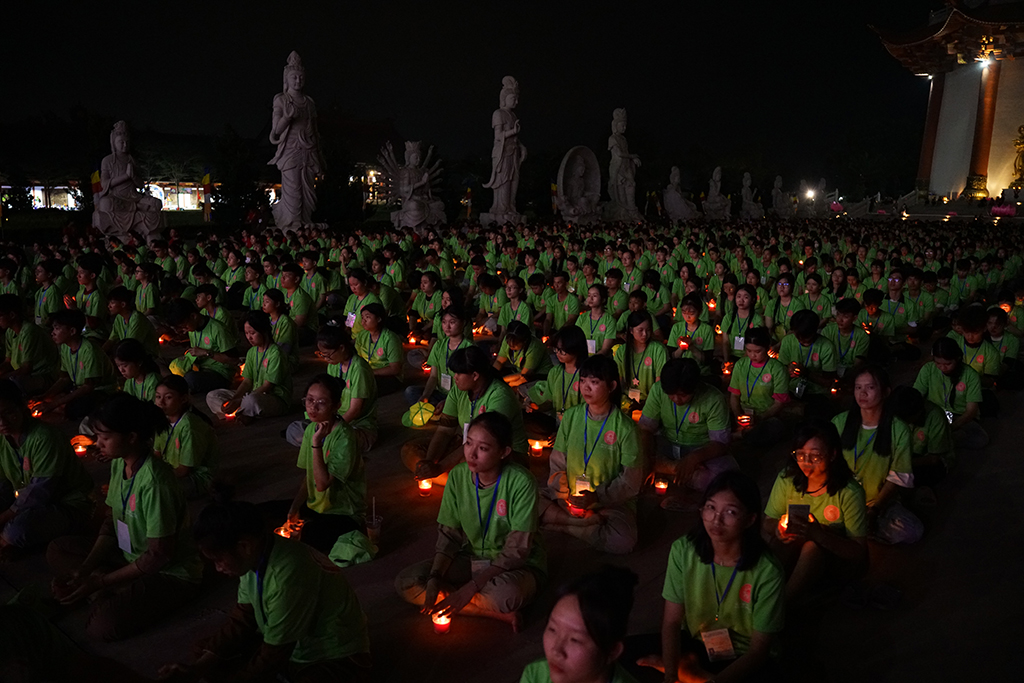 Chùm Ảnh - Đêm Thắp nến Tri ân tại Hội trại Tuổi trẻ và Phật giáo lần thứ 14