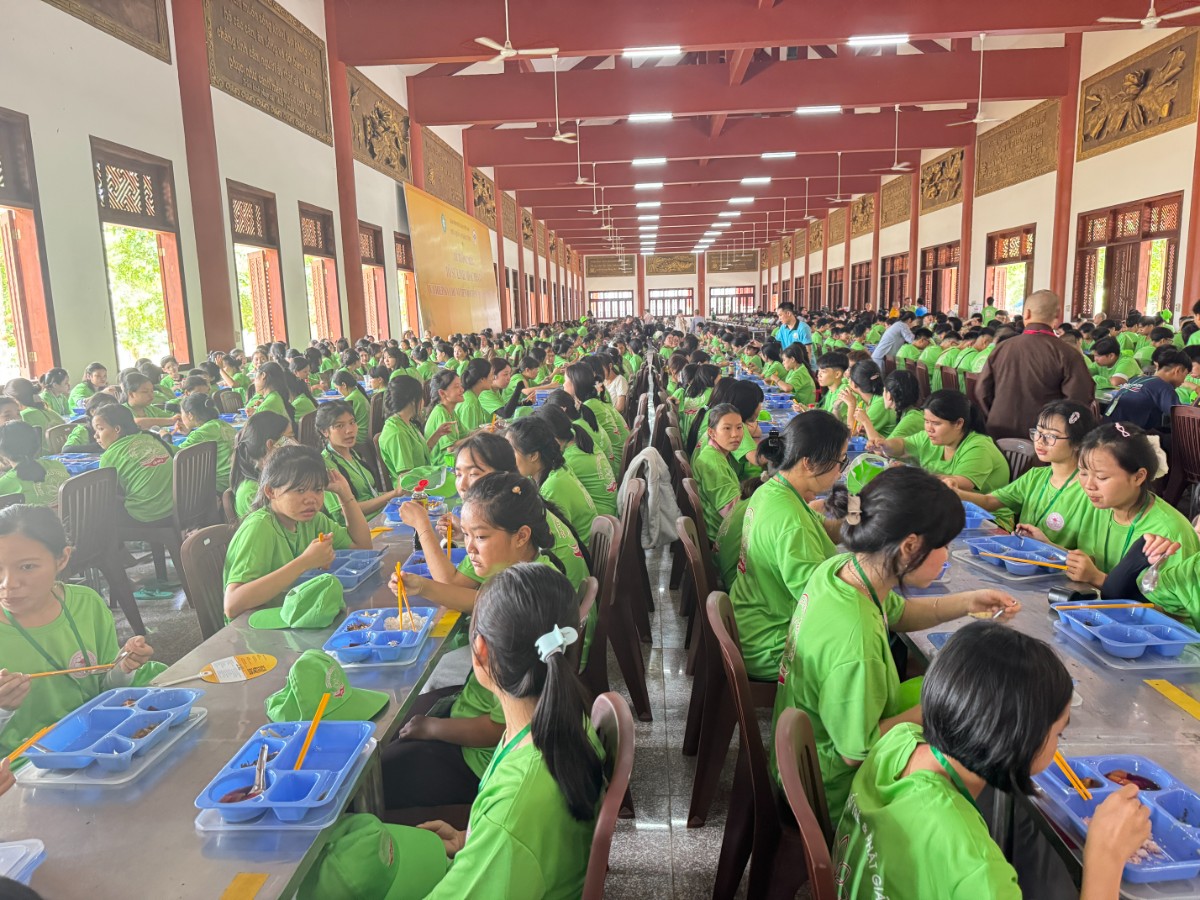 Đồng Nai Bữa ăn đầu tiên trên đất trại - Trọn vẹn yêu thương và chánh niệm