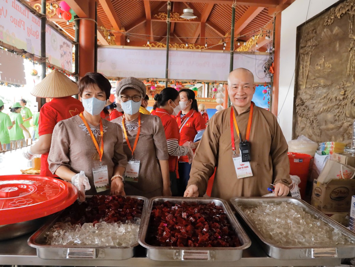 Đồng Nai: Quầy nước trại sinh – Nét đẹp của lòng từ bi và tinh thần phục vụ