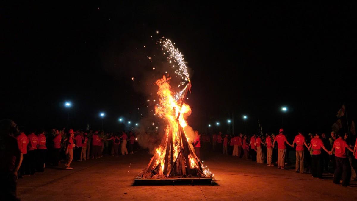 Đồng Nai: Tuổi trẻ Phật giáo “Chơi hết mình trong chánh niệm” – Bừng cháy bên ánh lửa trại thiêng liêng